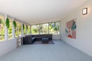 Area soggiorno di Cruise Haven with Pool, 15 Min to Port Canav & Beach