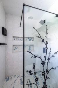 Bagno di Cruise Haven with Pool, 15 Min to Port Canav & Beach