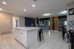 Cucina o angolo cottura di Cruise Haven with Pool, 15 Min to Port Canav & Beach
