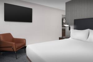Postel nebo postele na pokoji v ubytování Courtyard by Marriott Portland Tigard
