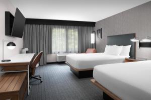 Postel nebo postele na pokoji v ubytování Courtyard by Marriott Portland Tigard