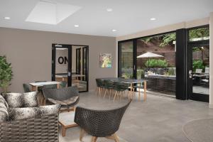 Posezení v ubytování Courtyard by Marriott Portland Tigard
