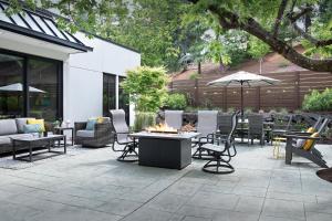 Posezení v ubytování Courtyard by Marriott Portland Tigard