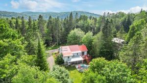 une vue aérienne d'une maison dans les bois dans l'établissement Havre de détente avec foyer et spa, à Sainte-Lucie-de-Doncaster