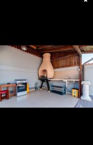 a room with a kitchen with a bell on the wall at Caty in Jiblea Veche