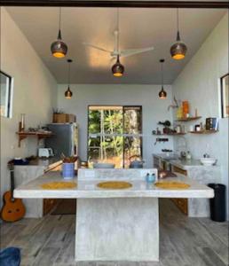 una cocina con una gran isla blanca en una habitación en Jungle paradise, en Ballena