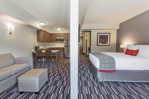 Posezení v ubytování Microtel Inn & Suites by Wyndham Fort Saint John