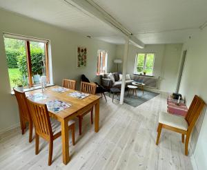 Posezení v ubytování Röda huset Kåseberga