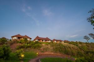 uma fila de casas no topo de uma colina em Lake Nakuru Sopa Lodge em Nakuru