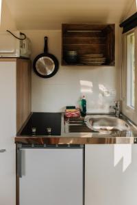 una cucina con lavandino e piano di lavoro di Tiny House De Skure a Harelbeke