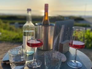 a table with wine glasses and a bottle of wine at Stadtrand Wilhelmshaven in Schortens