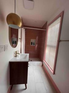 Ένα μπάνιο στο The Pink house walking distance to the Falls