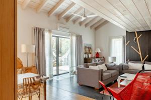 a living room with a couch and a table at Casas da Fontanheira in Marvão