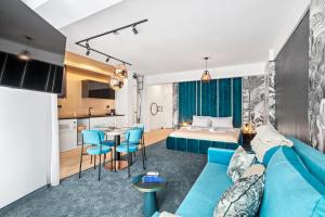 une chambre d'hôtel avec un lit et une cuisine dans l'établissement 5 Senses by Jorge - Infinity Pool & Spa Resort, à Mamaia Nord – Năvodari