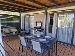 科兰Olive Mobile Home, Terra Park SpiritoS的带桌椅和钢琴的露台