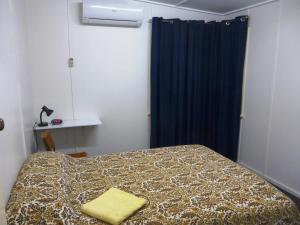 A bed or beds in a room at Holiday House Clermont