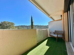 a bench sitting on a balcony with a window at Appartement avec terrasse proche Cassis in Carnoux