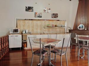 a kitchen with a table and chairs and a counter at Sonho da Serra Pousada in Bento Gonçalves
