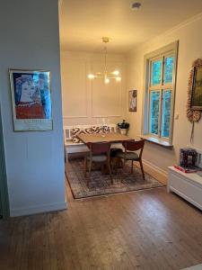 a dining room with a table and chairs at Villa Nostalgia in Bergen