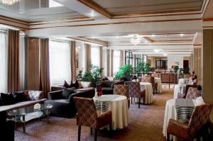 En restaurang eller annat matställe på Astana International Hotel