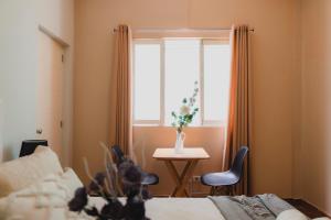 una camera da letto con un letto, una finestra e un tavolo di Casa Bellido - Miraflores Private Rooms - Cocina Compartida - Wifi a Lima