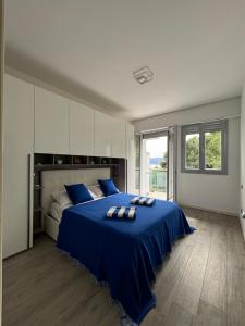 ベルジェッジにあるAzzurro - Beautiful and bright sea view apartmentのベッドルーム1室(大型ベッド1台、青いシーツ付)
