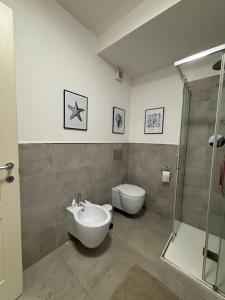 ベルジェッジにあるAzzurro - Beautiful and bright sea view apartmentの洗面台、トイレ、シャワー付きのバスルーム +20枚の写真