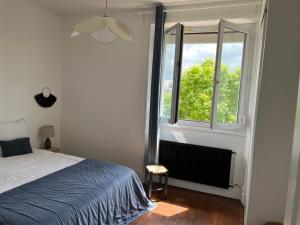 Łóżko lub łóżka w pokoju w obiekcie Chez Louisa-Maria
