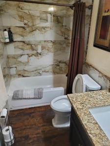 Gallery image of Lakeside Lake Biltmore Village Condo in Phoenix +25 photos