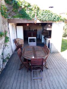 Patio nebo venkovní prostory v ubytování Maison du Charron