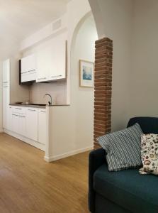 Una sala de estar con un sofá y una cocina. en Domus Taura civico 48, en Terracina 15 fotos más