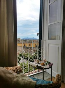Habitación con balcón con mesa y ventana. en Domus Taura civico 48, en Terracina