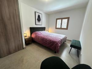 a bedroom with a bed with a purple bedspread at Résidence Le Solea - APPARTEMENT CHALEUREUX SPA/SAUNA-Tout inclus MAE-5871 in Vars