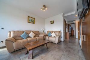 Una sala de estar con un sofá y una mesa de café. en Casa Bohème, en Santa Susanna