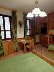 TV a/nebo společenská místnost v ubytování B&B Bourg + 20 fotografií