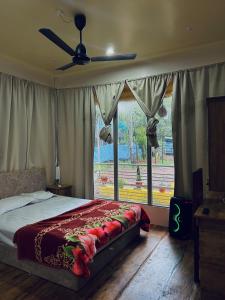 Munroe IslandVrindavan homestay的带床和吊扇的卧室