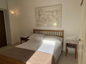1 dormitorio con 1 cama y un mapa en la pared en Mama House, en Porto Santo Stefano