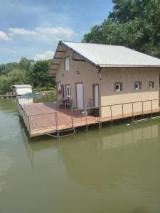 Gallery image of Splav na dan AXA in Barič