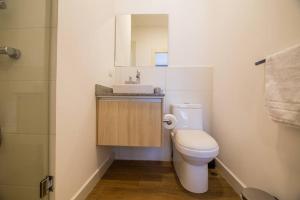 Koupelna v ubytování Mumbai Modern Studio + 22 fotografií