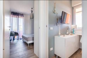 una camera con armadio bianco e una camera da letto di Maison Costa del Sol - Capitolo, Monopoli a Monopoli