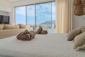 Un dormitorio con una cama con toallas. en Alma Suite Duplex, en Caleta de Sebo