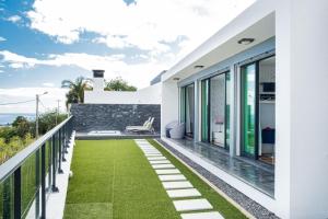 an image of a house with a garden on the balcony at Casa Refúgio dos Canhas in Ponta do Sol