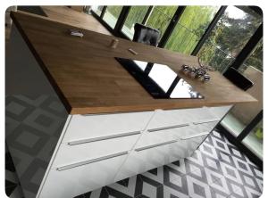 eine Kücheninsel mit einer Arbeitsplatte aus Holz in der Unterkunft Home in Paris in Sèvres + 25 Fotos