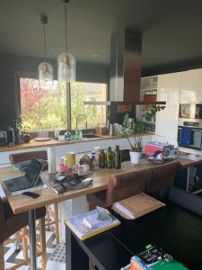 eine Küche mit einem Tisch und einem Laptop darauf in der Unterkunft Home in Paris in Sèvres