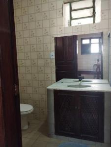 ein Badezimmer mit Waschbecken und Toilette in der Unterkunft Casa de Vó in Campina Grande