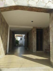 ein leerer Flur eines Hauses mit einer Steinmauer in der Unterkunft Casa de Vó in Campina Grande