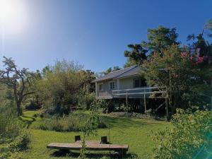 een huis met een picknicktafel in de tuin bij Quinta isleña Monte Blanco - Pileta - Domingos Checkout 17 hs in Tigre +31 foto's