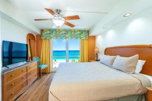 Телевизор и/или развлекательный центр в Fort Lauderdale Beach Resort by Vacatia