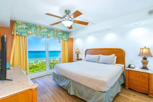 Кровать или кровати в номере Fort Lauderdale Beach Resort by Vacatia