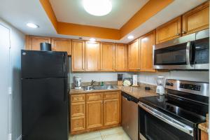 Кухня или мини-кухня в Fort Lauderdale Beach Resort by Vacatia
